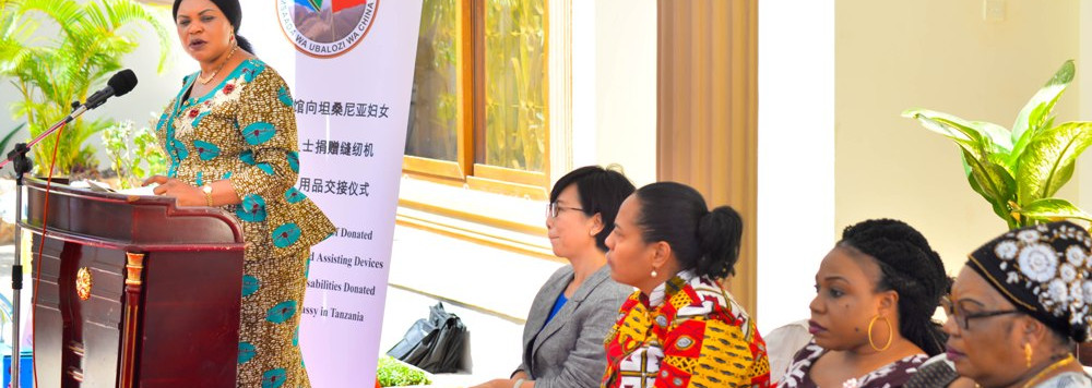 Waziri Mhagama akizungumza wakati wa hafla fupi ya makabidhiano ya Vifaa saidizi kwa ajili ya Watu wenye Ulemavu vilivyotolewa na Balozi wa China Nchini Bi. Wang Ke Jijini Dodoma.